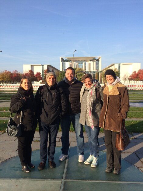 Unsere VGSD-Reisegruppe vor dem Bundeskanzleramt, Heidrun, Reinhard, Max, Conny und Sylvie (v.l.n.r.)