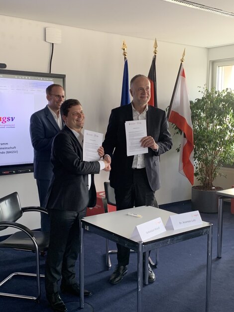 Die Kooperationsvereinbarung ist unterzeichnet, Sebatian Krauß und Andreas Lutz beim Händeschütteln
