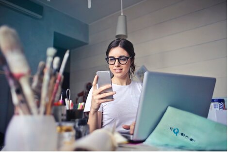 Vor Telefongesprächen mit potentiellen Kunden wird sich oft gedrückt... Expertin Kiki Schneider hat dagegen schon tausende Vertriebsgespräche geführt und ihre Tipps mit uns geteilt!