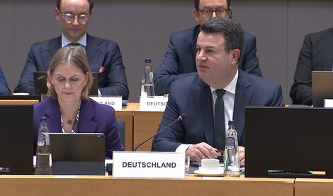 Bundesarbeitsminister Hubertus Heil (r.) bei der Abstimmung über die Plattform-Richtlinie der EU; Screenshot