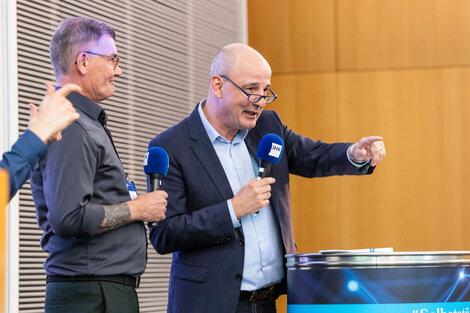 Gerd Stiefel (stv. Präsident der IHK Schwaben) und Dr. Marc Lucassen begrüßen die Teilnehmer/innen