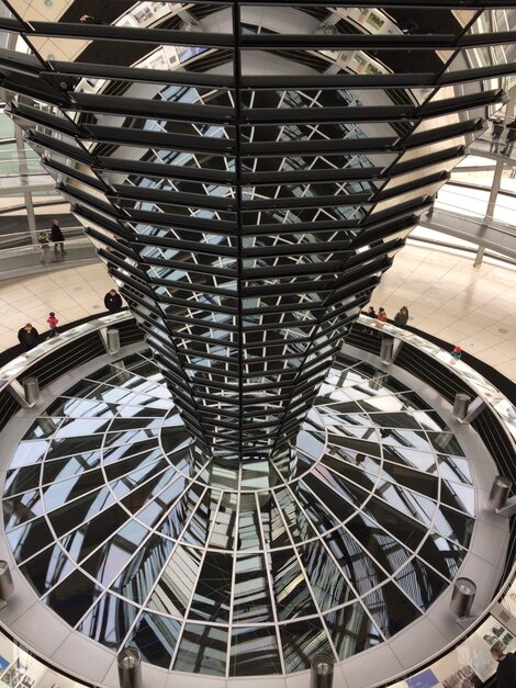 Die Glaskuppel über dem Plenarsaal des Bundestags im Berliner Reichstagsbebäude