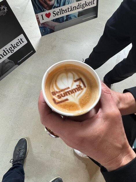 Auch dieser Selbstständige sorgte für Aufmerksamkeit: Moritz Hirsch, Barrista aus Bruckmühl, druckte das Veranstaltungs-Logo mit Lebensmittelfarbe auf den Milchschaum der Kaffeespezialitäten.
