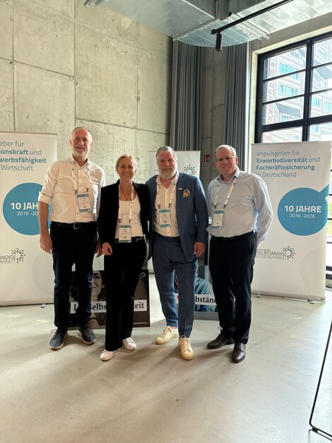 Andreas Lutz auf dem freelance summit 2026 zusammen mit (v.l.n.r.): Silke Becker, René Troche und Björn Sacknieß. René ist Geschäftsführer von freelance.de. Silke und Björn repräsentierten das BAGSV-Mitglied Bundesverband selbstständige Wissenarbeit  auf dem Event.