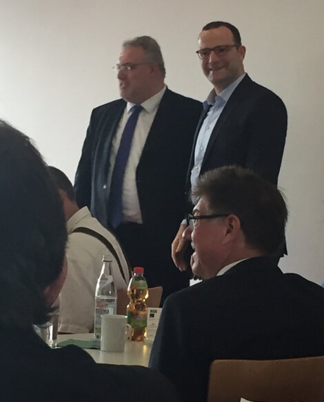 Erich Irlstorfer (CSU) mit Staatssekretär Jens Spahn (CDU) in Freising