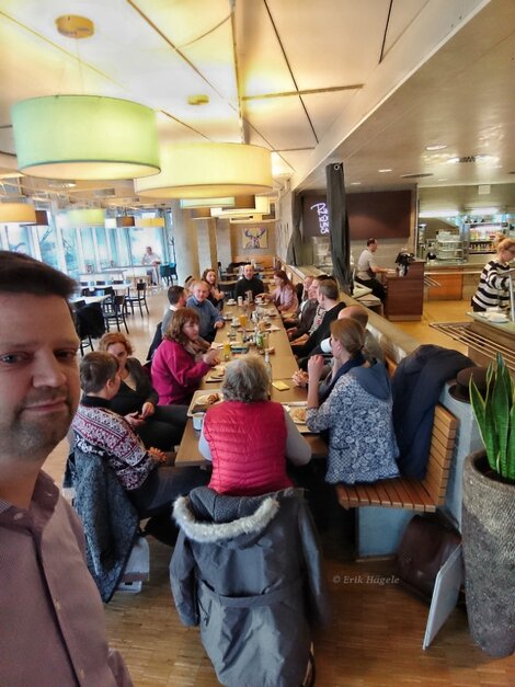 Alle Teilnehmer saßen an einer langen Tafel und starteten den Tag mit Networking