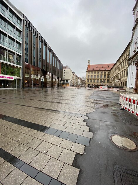 Wie lange wird es noch so bleiben?Die menschenleere Münchener Fußgängerzone an einem Samstag zur besten Geschäftszeit –