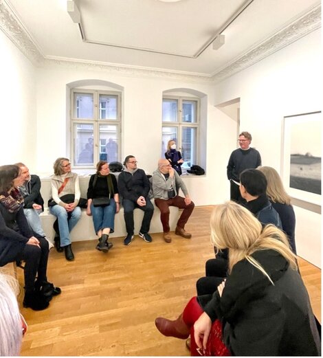 Gespannt lauschten die Teilnehmenden der Führung durch die Berliner Robert Morat Galerie – die gab Robert Morat höchstpersönlich! 
