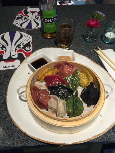Die Dumplings gibt es auch als "bunt gemischten Teller". Das ist wörtlich zu verstehen...