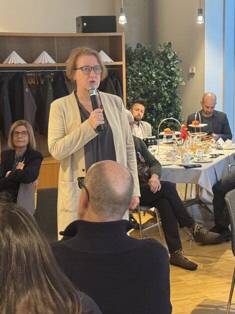 MdB Lisa Paus (Grüne), ehemalige Familienministerin bei ihrem Statement: Ihre beiden Eltern waren selbstständig