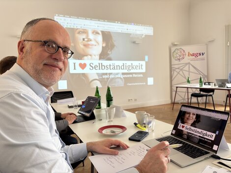 Andreas mit Brille beim Austausch über laufende Aktionen und Kampagnen