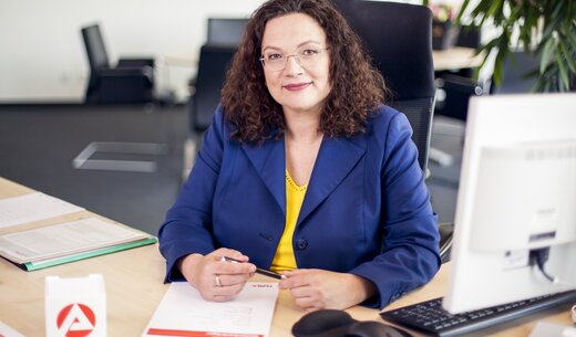 Pauschalhonorare als Kriterium für Scheinselbstständigkeit: In der Privatwirtschaft tabu, bei Bundesbehörden in Ordnung?