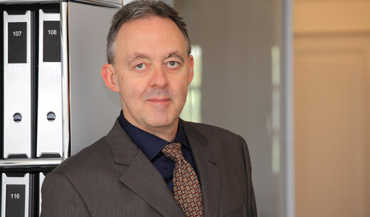 Anmerkungen zum aktuellen BMAS-Referentenentwurf von Rechtsanwalt Dr. Benno Grunewald: Die "neue" Selbständigkeit – "neue" Rechtssicherheit oder "moderner" Ablasshandel?