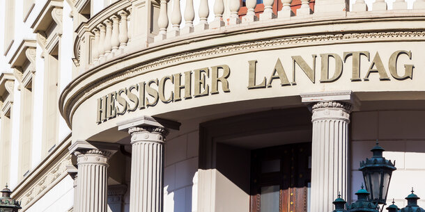 VGSD-Stellungnahme vor dem hessischen Landtag: "Die Einhaltung der geplanten Tarifbindung ist für Solo-Selbstständige und Kleinstunternehmer schwierig bis unmöglich"