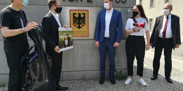 VGSD-Mitglied David Erler übergibt Corona-Petition mit 290.286 Mitzeichnern an Bundeswirtschaftsministerium