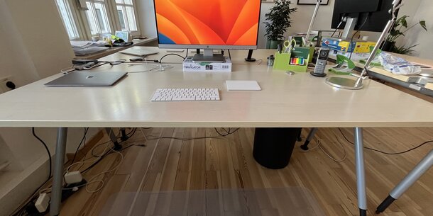 Alles abgeholt: Vereinsmitglieder freuen sich über Schreibtische für ihr Büro