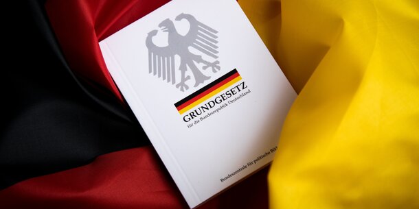Berufsfreiheit betroffen, fragwürdige "Gesamtwürdigung": Ist das Statusfeststellungsverfahren verfassungswidrig?
