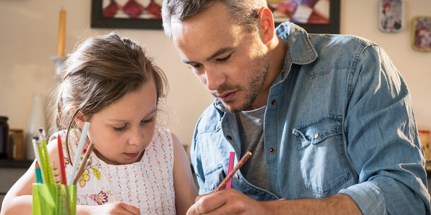 Für Kinderbetreuung in der Pandemie: So bekommen selbstständige Eltern finanzielle Hilfen