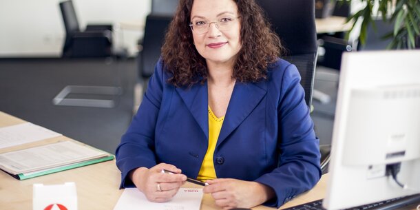 Pauschalhonorare als Kriterium für Scheinselbstständigkeit: In der Privatwirtschaft tabu, bei Bundesbehörden in Ordnung?