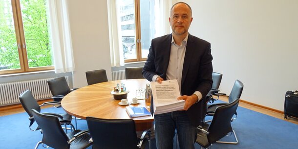 Petition zum Thema Scheinselbstständigkeit an Staatssekretärin Fahimi übergeben