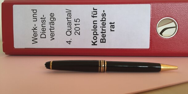 Selbstständige mit größeren Auftraggebern: Betriebsrat darf künftig in Verträge schauen