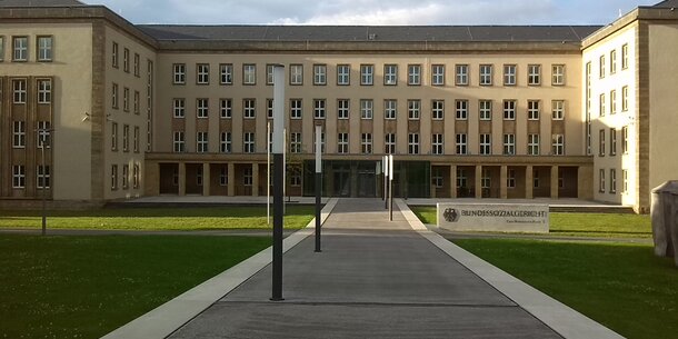 Deutsche Rentenversicherung (DRV) nimmt Honorarhöhe als neues Kriterium für Statusbeurteilungen auf – und relativiert es
