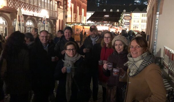 Bei Glühwein und Plätzchen: Weihnachtsmarktbesuch der Regionalgruppe Frankfurt