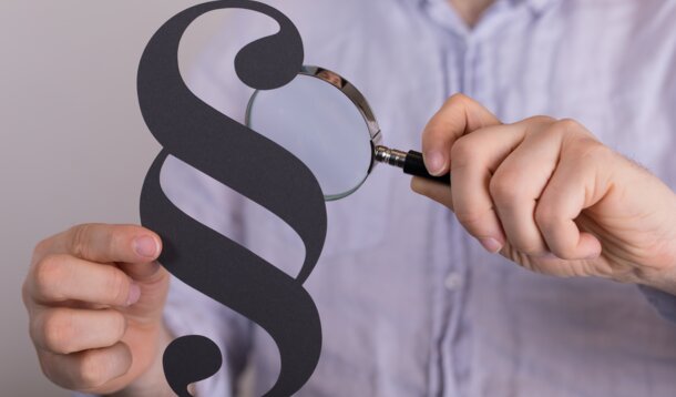 "Raum für Selbstständigkeit verengt":Erneut kritisiert juristischer Fachaufsatz die Ausweitung des Beschäftigtenbegriffs durch das BSG