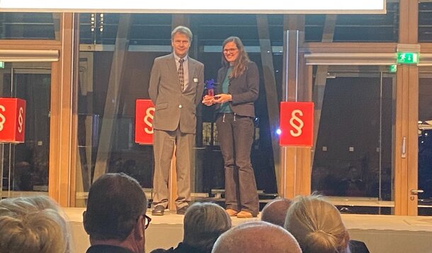 Bereits drittes VGSD-Mitglied ausgezeichnet: Mutterschutz-Petentin Johanna Röh gewinnt Werner-Bonhoff-Preis 2023 