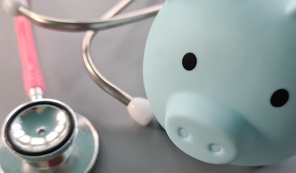 Hohe zusätzliche Abzüge auf Kapitalerträge und Renten vermeiden:"Freiwillig" krankenversichert? – Was das für die Altersvorsorge von Selbstständigen bedeutet
