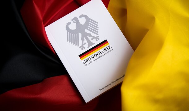 Berufsfreiheit betroffen, fragwürdige "Gesamtwürdigung": Ist das Statusfeststellungsverfahren verfassungswidrig?
