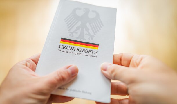 Gastbeitrag von Dr. Joachim Wenzel: Was einvernehmliche Liebe und einvernehmliche Arbeit gemeinsam haben