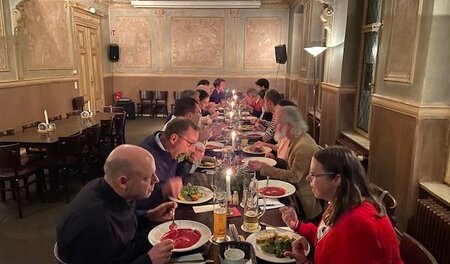 Ho-ho-ho: Gemeinsames Schlemmen bei der Weihnachtsfeier