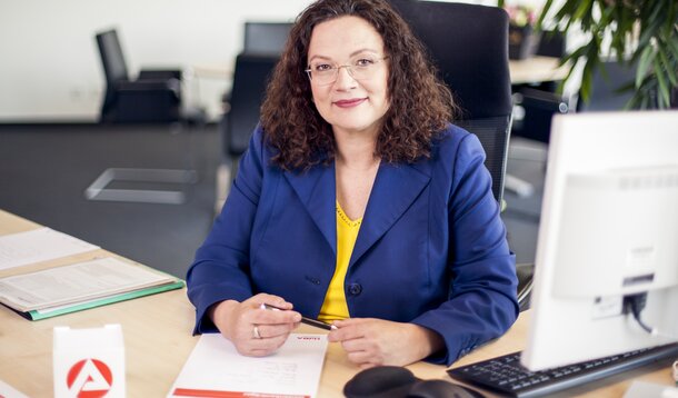 Pauschalhonorare als Kriterium für Scheinselbstständigkeit: In der Privatwirtschaft tabu, bei Bundesbehörden in Ordnung?