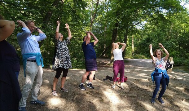 Lach-Yoga mit Christine Rump: Fröhlicher Austausch und wirksame Impulse im Vorbeigehen