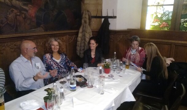 Stammtisch in München: Gemütlich im Ratskeller sitzen und das Wochenende einläuten