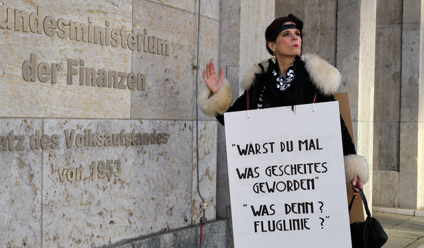 VGSD-News 20.15: Künstlerische Protestaktion in Berlin – FAQ/Telko zur Novemberhilfe – Altersvorsorgepflicht kommt
