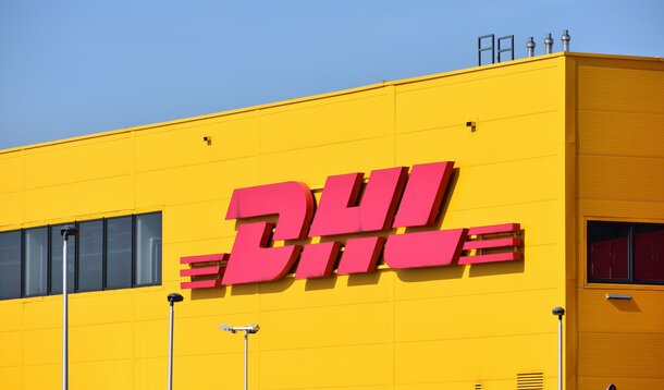"Risiko von Scheinselbstständigkeit": DHL beendet Zusammenarbeit mit Freelancern mitten in laufenden Projekten