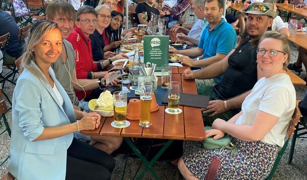 Der perfekte Start ins August-Wochenende: Netzwerken im Biergarten
