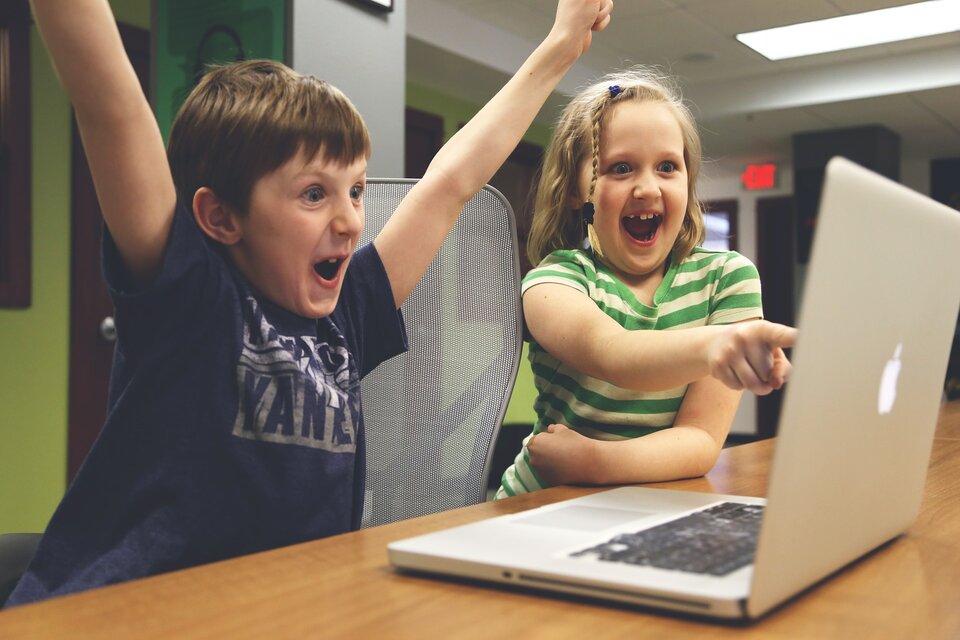 Kinder, Freude, Computer, Foto: Pixabay, StartupStockPhotos