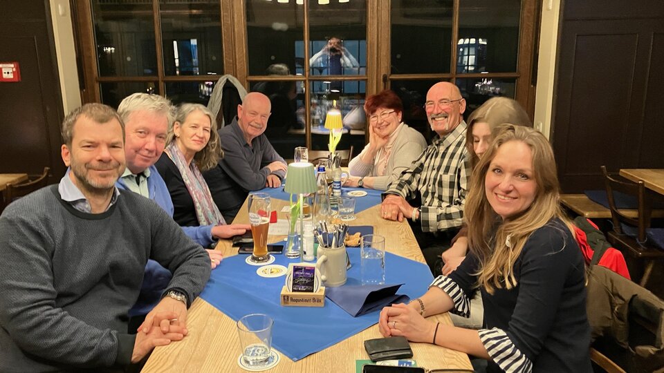 Hoch die Hände, Wochenende: Diese Truppe startete bei bayerischer Küche und Netzwerken in den Freitagabend. 