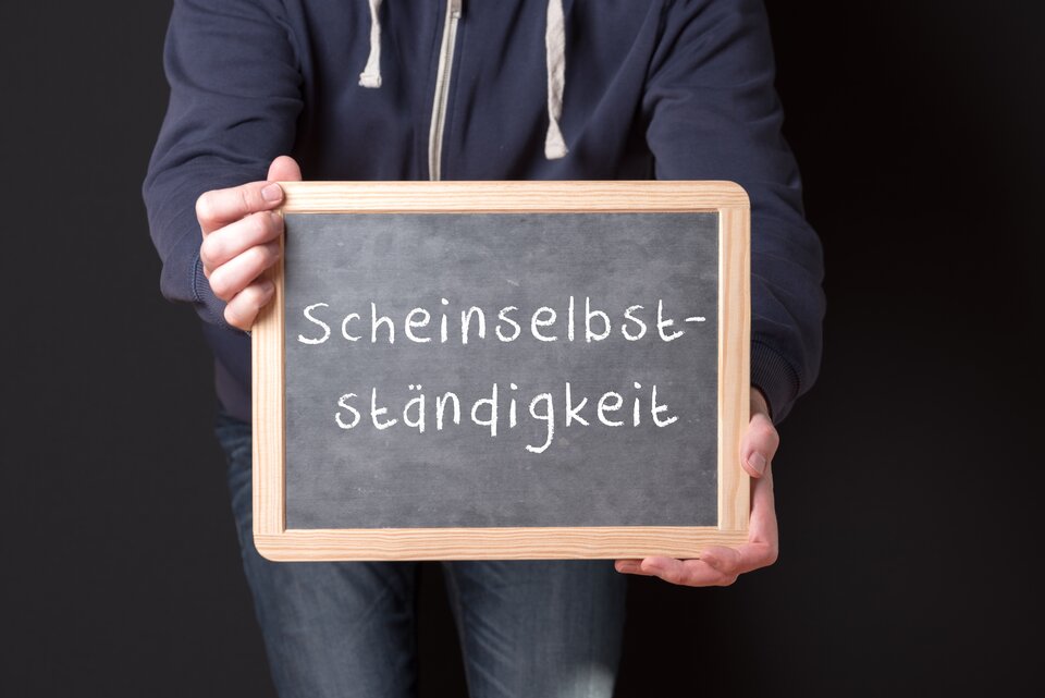 Das "Damokles-Schwert" Scheinselbstständigkeit belastet Selbstständige und Auftraggeber. Das BMAS will nun die dringend benötigte Rechtssicherheit an eine Rentenversicherungspflicht koppeln.