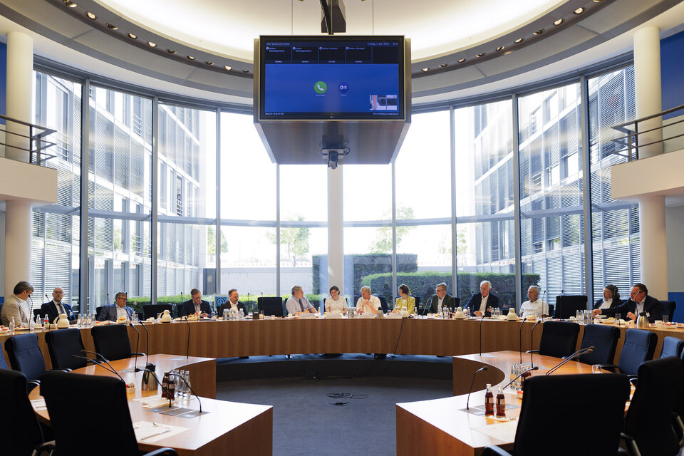 Vier einstündige Gespräche mit Vertreter/innen von Grünen, FDP, CSU und SPD finden in einem der Ausschuss-Sitzungssaale des Bundestags statt. Hier (in der Mitte): Manuela Rottmann und Stefan Schmidt von den Grünen