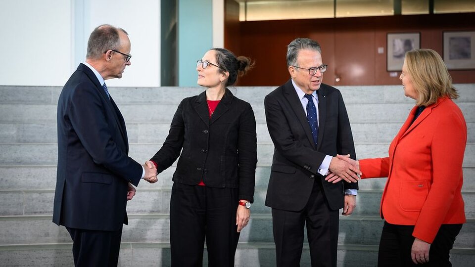 Die Rentenkommission soll bis Mitte des Jahres Vorschläge für eine Rentenreform vorlegen. In der Bildmitte zu sehen sind die beiden Vorsitzenden der Kommission, Constanze Janda und Frank-Jürgen Weise, bei einem Treffen im Januar mit Bundeskanzler Friedrich Merz (l.) und Bundesarbeitsministerin Bärbel Bas.