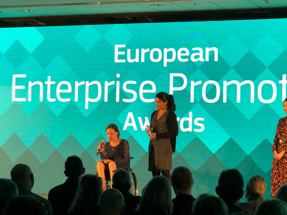 Juliane Kummer, deutsche (Mit-)Organisatorin der „European Enterprise Promotion Awards“. Sie organisierte nicht nur, sondern konnte auch für ein deutsches Projekt eine der Auszeichnungen mit nach Hause nehmen.