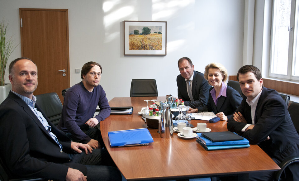 Andreas Lutz, Tim Wessels 2012 mit Ursula von der Leyen und Johannes Vogel (ganz rechts)