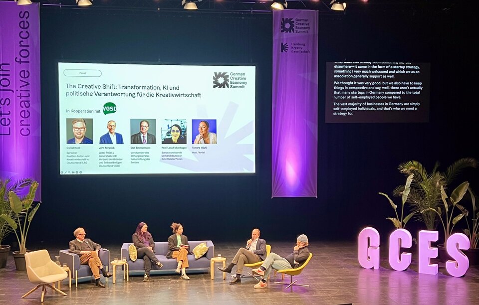Im VGSD Politik-Tagebuch findest du regelmäßige Updates zu unserer politischen Arbeit. Hier: Jörn Freynick beim German Creative Economy Summit in Hamburg. 