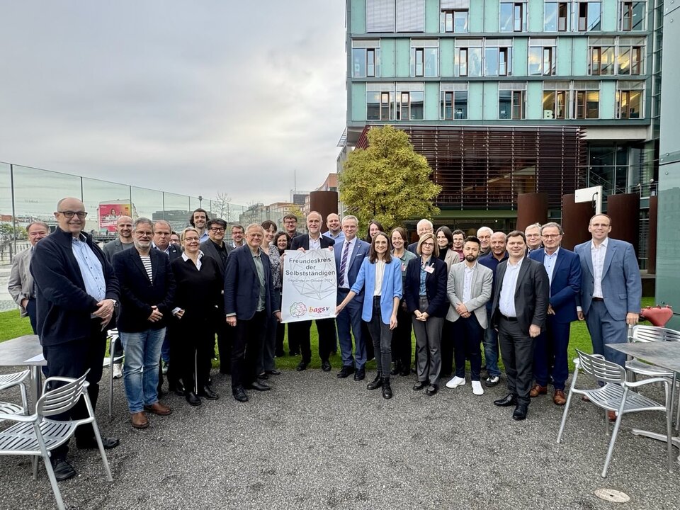 Vor dem Restaurant: Ein Foto mit dem Freundeskreis der Selbstständigen