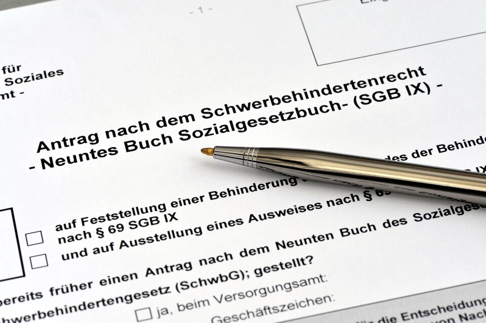 In Deutschland gilt man offiziell als behindert, wenn ein amtlich festgestellter Behinderungsgrad von mindesten 20 Prozent vorliegt. Von einer Schwerbehinderung spricht man ab einem Grad von mindestens 50 Prozent.