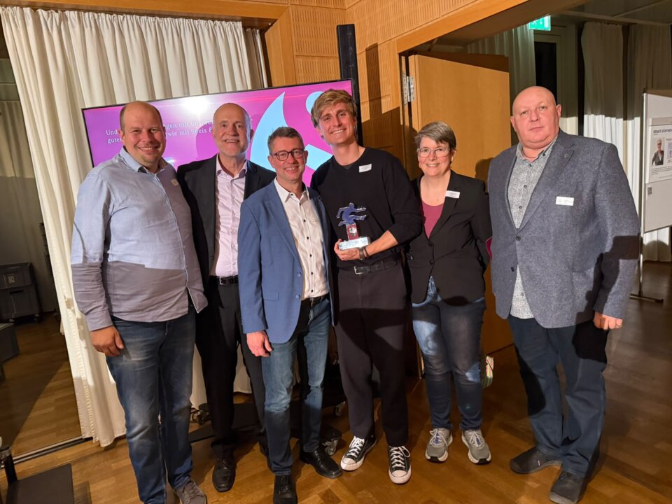 Preisträger Milan von dem Bussche (Mitte, mit Trophäe in Hand) nimmt die Glückwünsche von den VGSD-Mitgliedern entgegeben: V.l.n.r.: Marcel Misch, Andreas Lutz, Joachim Wenzel, Michaela Mocke und Lars Bösel
